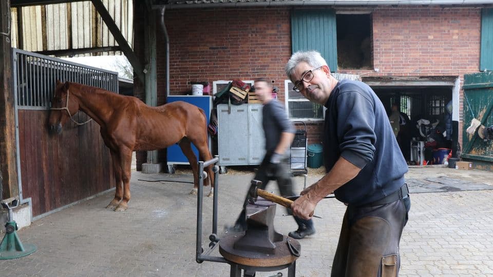 Ein Hufschmied kämpft für sein Handwerk