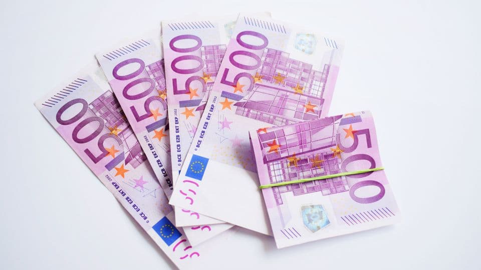 Die Inflationsprämie bleibt für die Mitarbeitenden nur steuer- und sozialabgabenfrei, wenn das Geld bei ihnen bis zum 31. Dezember 2024  auf dem Konto eingeht.