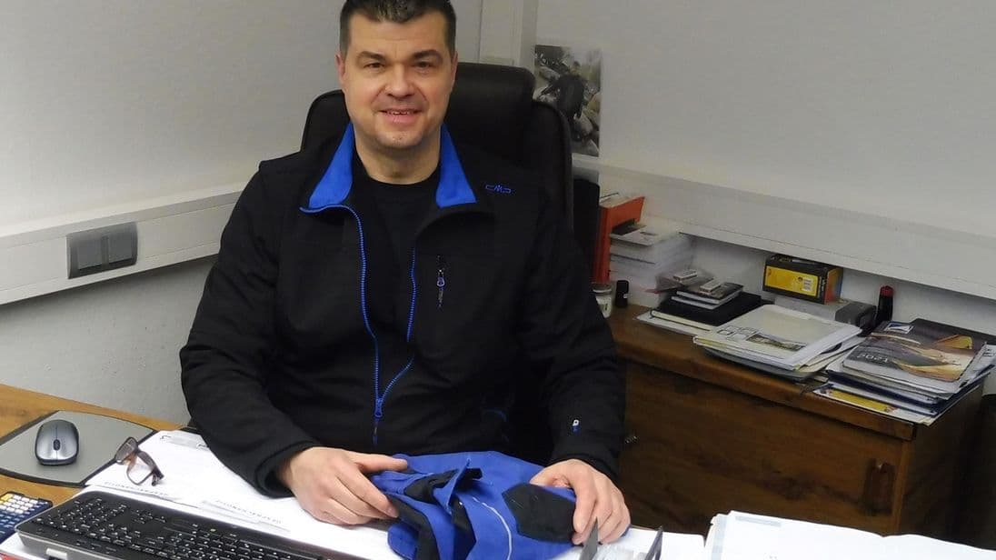 Jahrelang Elektromeister Jörg van Ditzhuyzen die Outfits für sein Team gemietet, jetzt sucht er nach einer neuen Lösung.