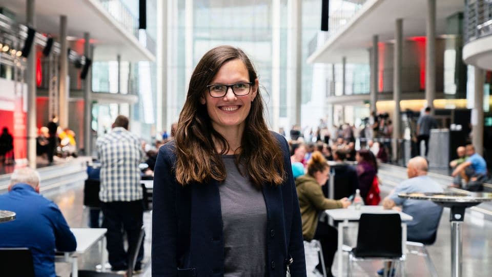 Tischlermeister spricht im Interview darüber,  welche Absicherung sie sich für selbstständige Frauen wünschen würde und was der fehlende Mutterschutz für ihre Familienplanung bedeutet.