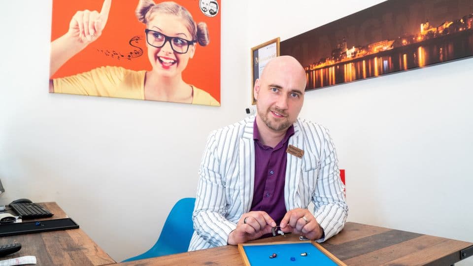 Lust auf Hörgerät? Klangwerk verfolgt einen erfrischenden Marketingansatz, um Kunden die Scheu zu nehmen.