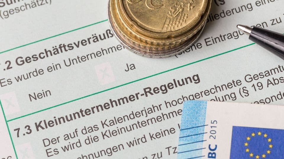 Kleinunternehmer müssen ihre Umsätze ab sofort genauer im Blick behalten. Sonst müssen sie die Umsatzsteuer am Ende vielleicht auf eigene Kosten tragen.