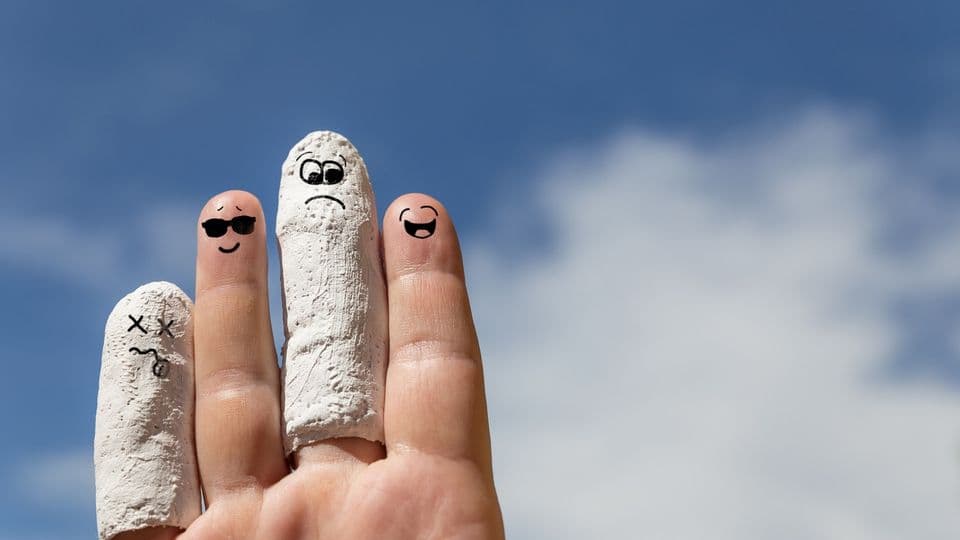 Hand vor blauem Himmel, eingegipste Finger, Konzept arbeitsunfähig oder Unfallversicherung