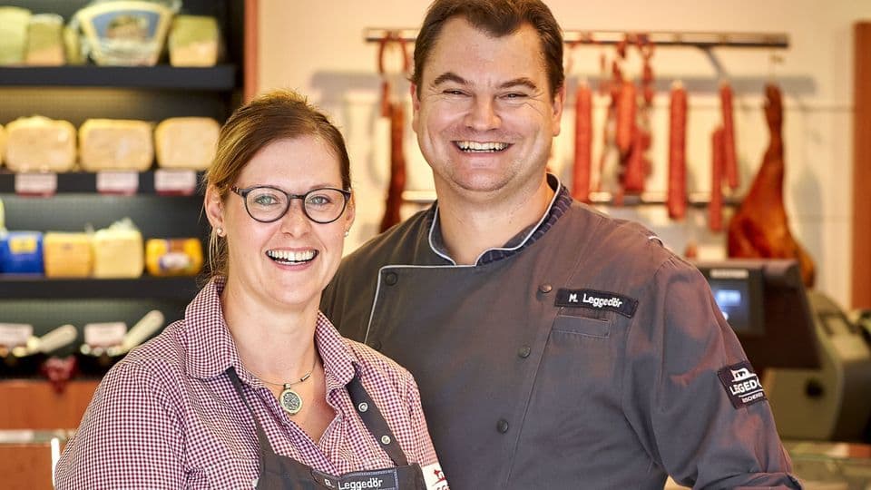 Bärbel und Markus Leggedör gehen mutig ihren Weg weiter. Die Auszeichnung „Fleischer des Jahres 2025“ hat sie ermuntert.