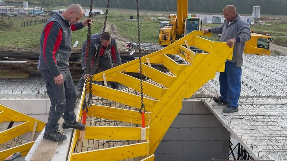 Installation der Treppenschalung. Dieses System soll Zeit und Geld sparen.