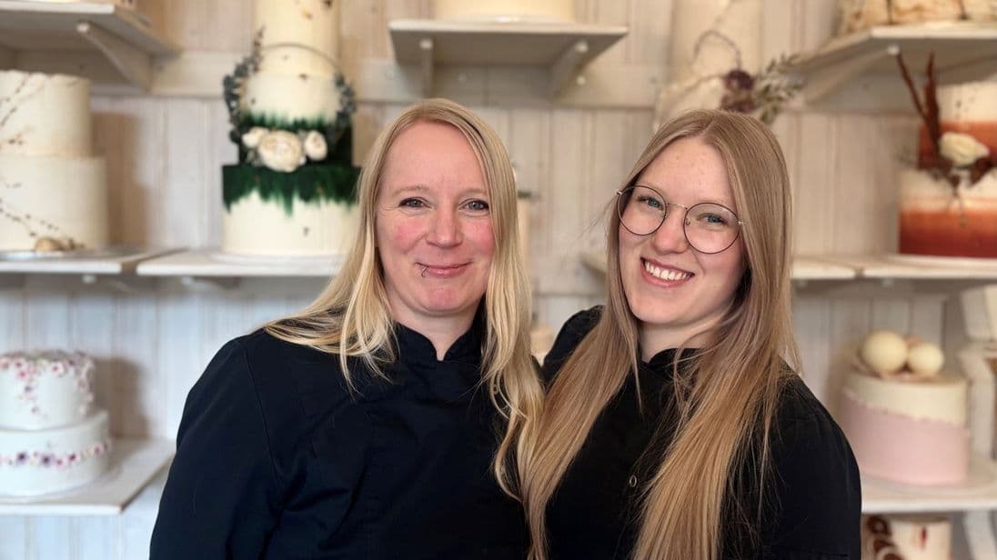 Unternehmerin Melanie Bauer-Sonntag und ihre angestellte Betriebsleiterin Lea Hau (v.l.)