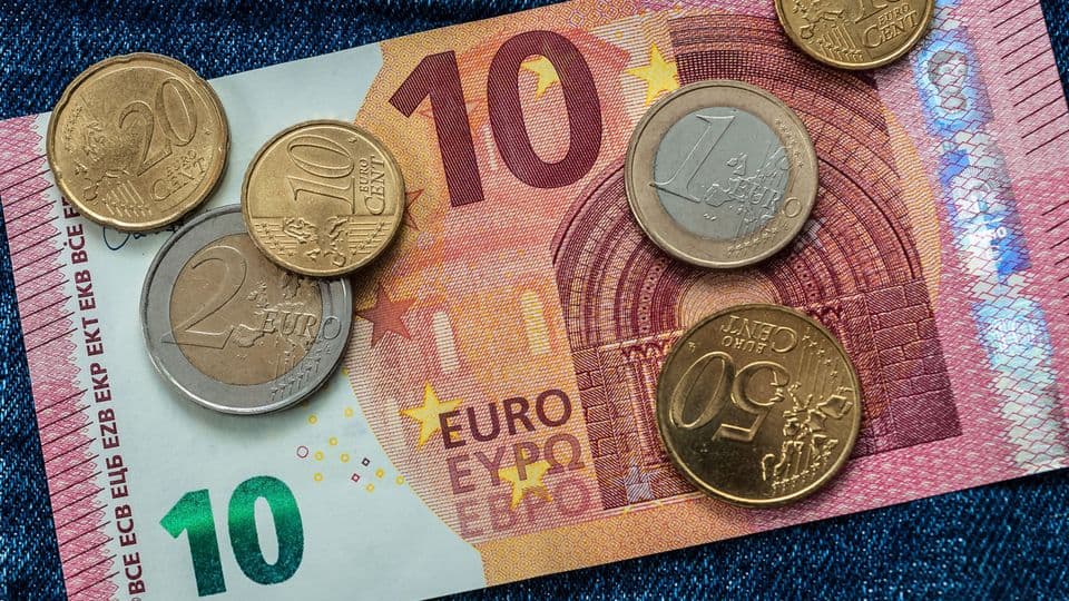 Erst 13,90 Euro und dann 14,60 Euro: Laut Beschluss der Bundesregierung steigt der gesetzliche Mindestlohn bis 2027 um 1,78 Euro.