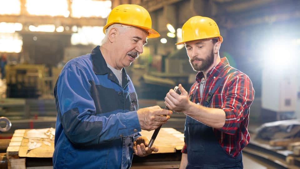 Wenn alles gut abgestimmt ist, spricht nichts gegen eine Beschäftigung von langjährigen Chefs als Mitarbeiter.