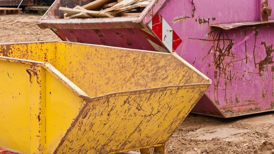 Mülltrennung auf der Baustelle mit verschiedenen Containern