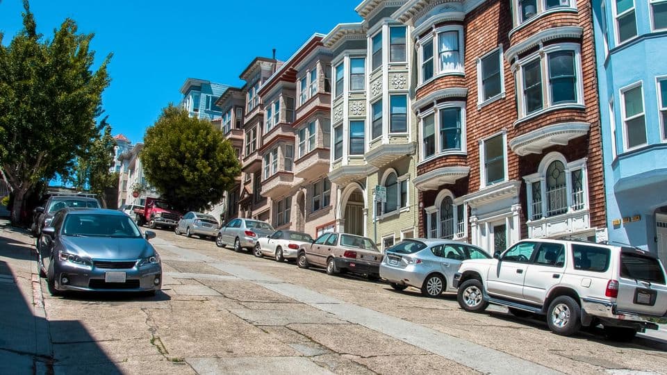 Am Hang parkende Autos