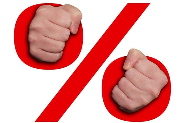 Zwei Hände geformt zu Fäusten in einem Prozentzeichen