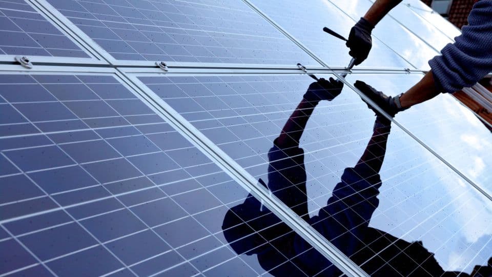Künftig können Montage und Wartung von PV-Anlagen als Handwerkerleistung gelten.