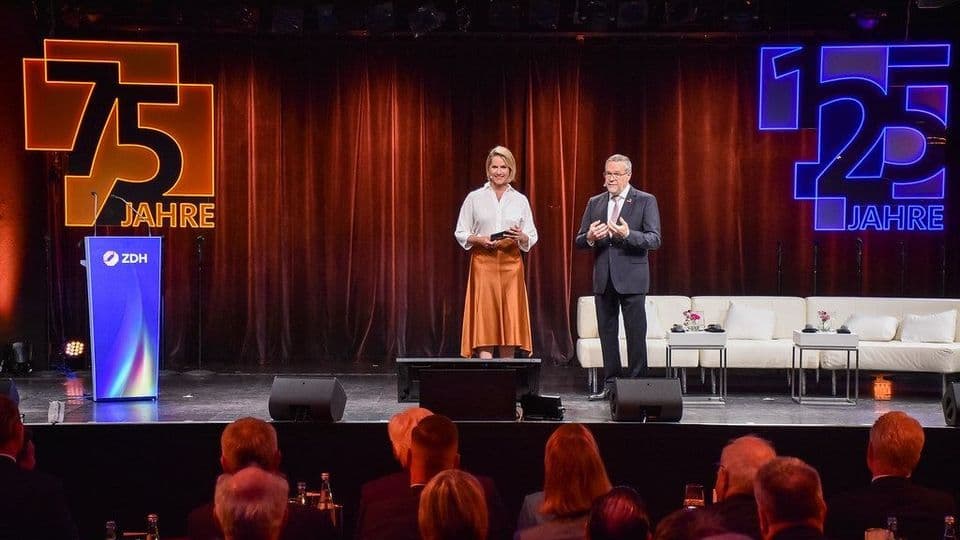 Im Gespräch auf der Bühne im Tipi am Kanzleramt: Moderatorin Judith Rakers und ZDH-Präsident Jörg Dittrich.