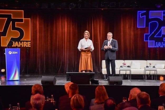 Im Gespräch auf der Bühne im Tipi am Kanzleramt: Moderatorin Judith Rakers und ZDH-Präsident Jörg Dittrich.