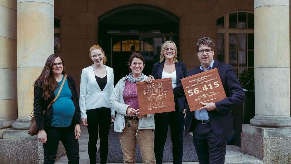 Johanna Röh mit ihren Mitstreiterinnen Maxime Krämer und Astrid Hilt, Rechtsanwältin Angela Heinssen und Michael Kellner. (v.l.)