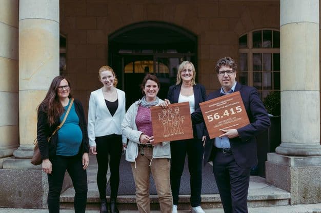 Johanna Röh mit ihren Mitstreiterinnen Maxime Krämer und Astrid Hilt, Rechtsanwältin Angela Heinssen und Michael Kellner. (v.l.)