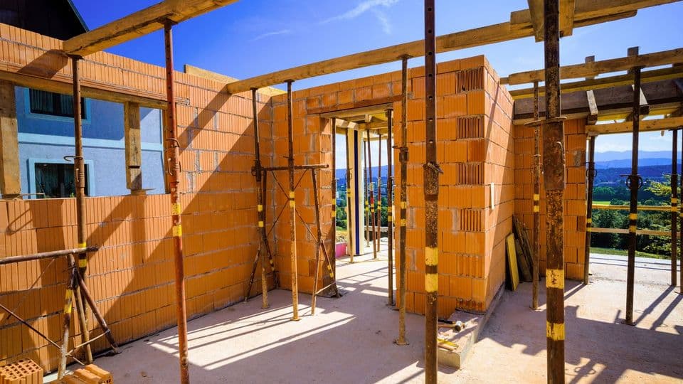 Der Rohbau eines Einfamilienhauses aus Ziegel in Massivbauweise.