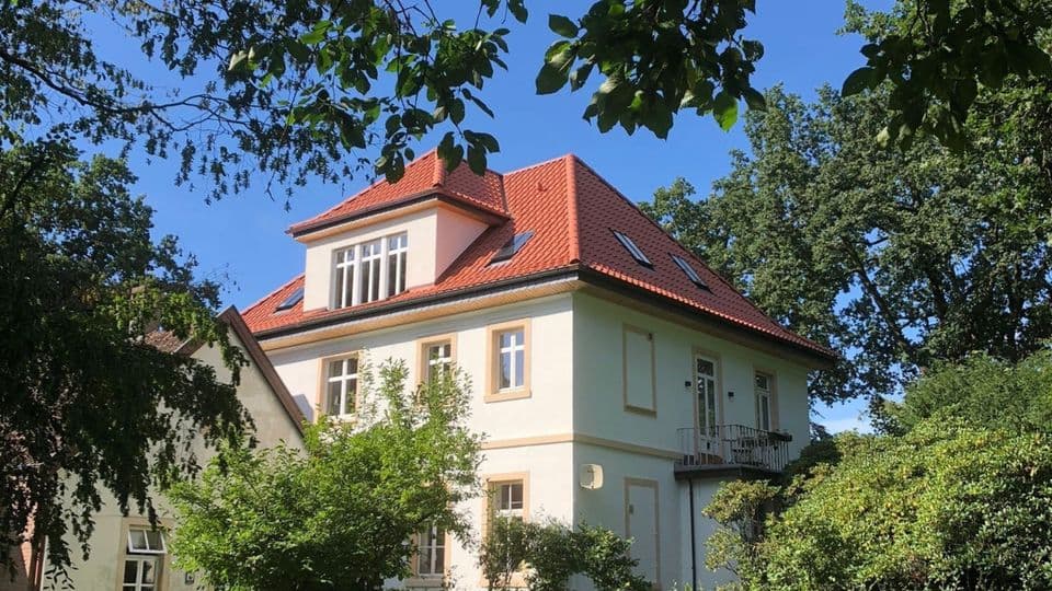 Strahlt in neuem Glanz: Die Zimmermänner aus Spelle haben eine knapp 100 Jahre alte Villa saniert.