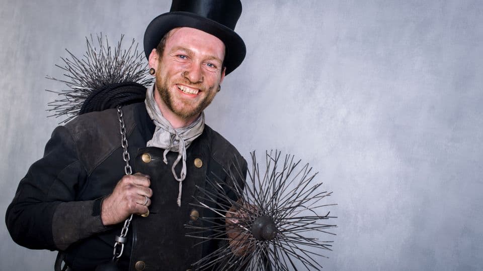 Neue Regeln für die Feuerstättenschau: In Schornsteinfegerbetrieben können Mitarbeitende, die einen Meisterbrief haben, künftig mehr Verantwortung übernehmen.