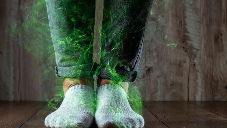 Nach der Arbeit qualmen die Socken und aus dem Schuhen entweicht ein übler Schweißgeruch? Diese 9 Tipps helfen gegen Käsefüße!