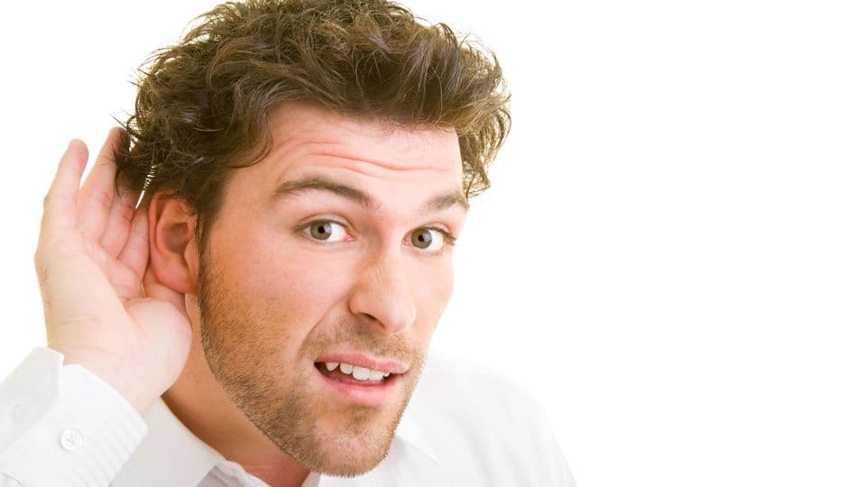 Spätestens, wenn Sie im Gespräch mehrfach nachfragen, sollten Sie prüfen, ob Sie ein Hörgerät benötigen.