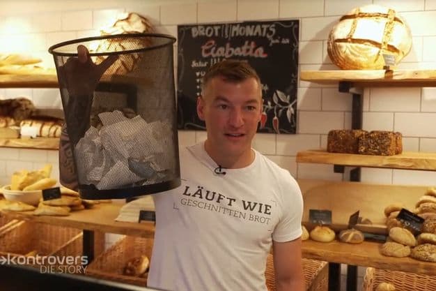 Zu viel Papier:  Bäckermeister Nico Scheller zeigt die Bons aus einer Stunde Verkauf.