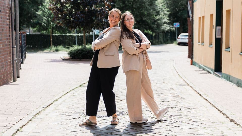 Die Juristinnen Jennifer Smoch und Kim Cleve (v.l.) greifen für ihren Podcast auf Themen aus dem Betriebsalltag im Handwerk auf.