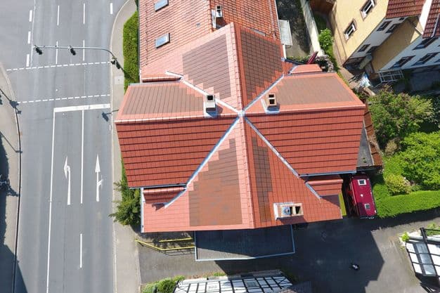 Dank Solarziegeln wird die Dachfläche optimal genutzt: Eine aufgeständerte Anlage hätte die Stadt nur an der Nordseite erlaubt, das wollte der Kunde nicht.