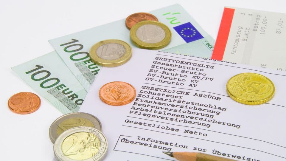 Ab 1. Juli greift die Pflegereform: Insbesondere für Mitarbeitende ohne Kinder wird der Beitrag deutlich teurer.