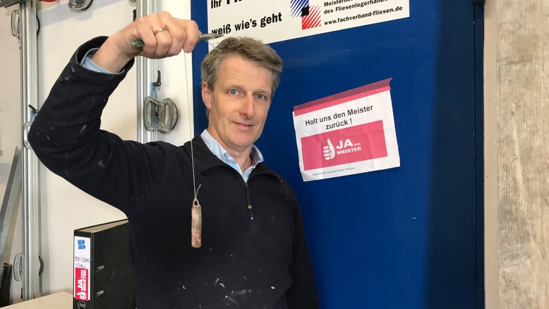 Zog mit einer Petition und einem traditionellen Lot nach Berlin und kämpfte für die Wiedereinführung der Meisterpflicht bei den Fliesenlegern: Stefan Bohlken.