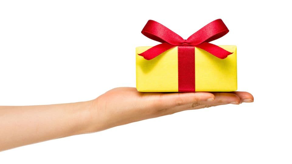 Steuerfrei sind Geschenke nur für die Empfänger – als Schenkender müssen Sie das Präsent pauschal versteuern.