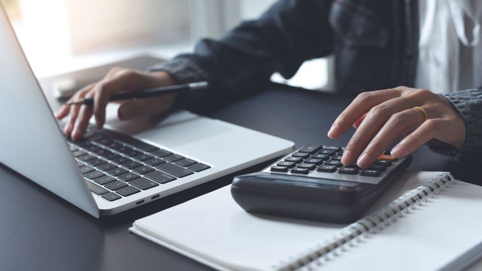 Gilt auch für in Word oder Exel: Wenn Sie die Software für Rechnungen nur als Schreibprogramm nutzen und anschließend ausdrucken, sind Sie auf der sicheren Seite.