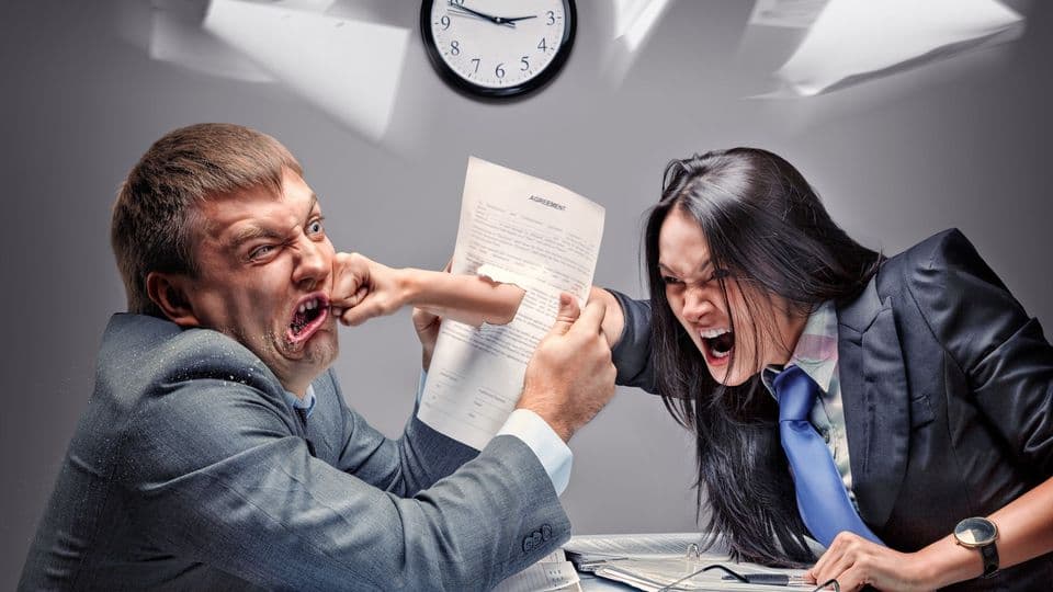 Zwei Mitarbeiter streiten sich
Two office workers starting to fight