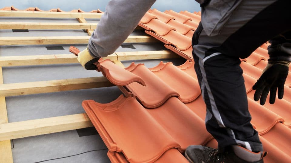 Löhne, Gehälter, Ausbildungsvergütung: Das sieht die vorläufige Tarifeinigung im Dachdeckerhandwerk vor.