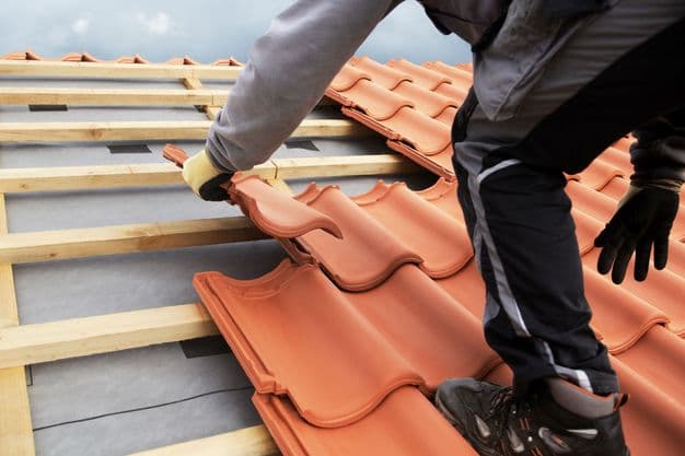 Löhne, Gehälter, Ausbildungsvergütung: Das sieht die vorläufige Tarifeinigung im Dachdeckerhandwerk vor.