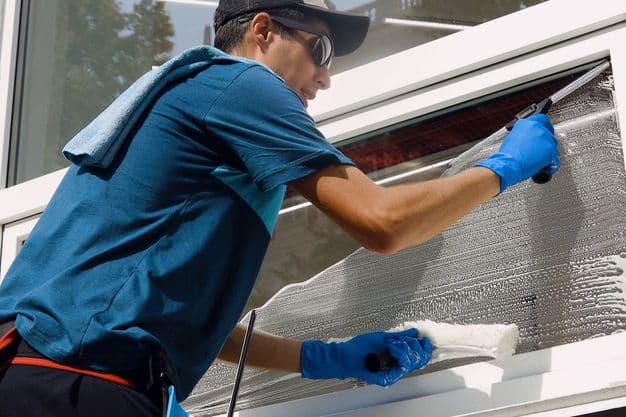 Tarifstreit im Gebäudereiniger-Handwerk: Der Bundesinnungsverband legen in der dritten Verhandlungsrunde ein Angebot vor.