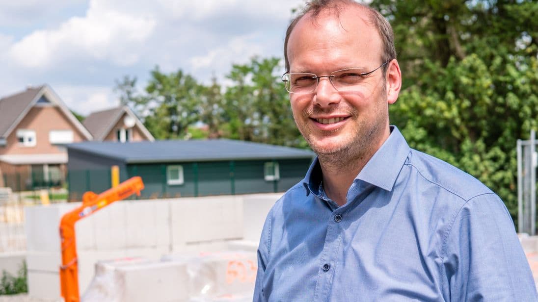 Damit das Bauen wieder bezahlbarer wird, sieht Bauunternehmer Matthias Schöning die Politik gefordert, für niedrigere Energiepreise zu sorgen