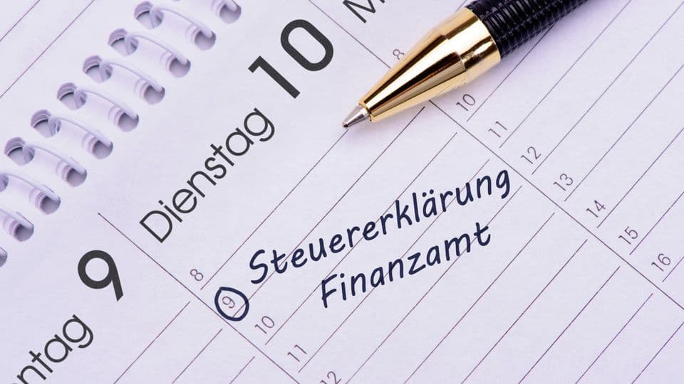 Verspätete oder fehlerhafte Umsatzsteuervoranmeldung: Zinsen, Zuschläge und ein Widerruf Freistellungsbescheinigung können die Folge sein.