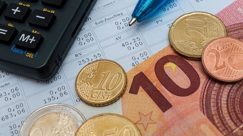 Wegen der Mindestlohnerhöhung wird 2025 die Verdienstgrenze im Minijob auf 556 Euro angehoben.