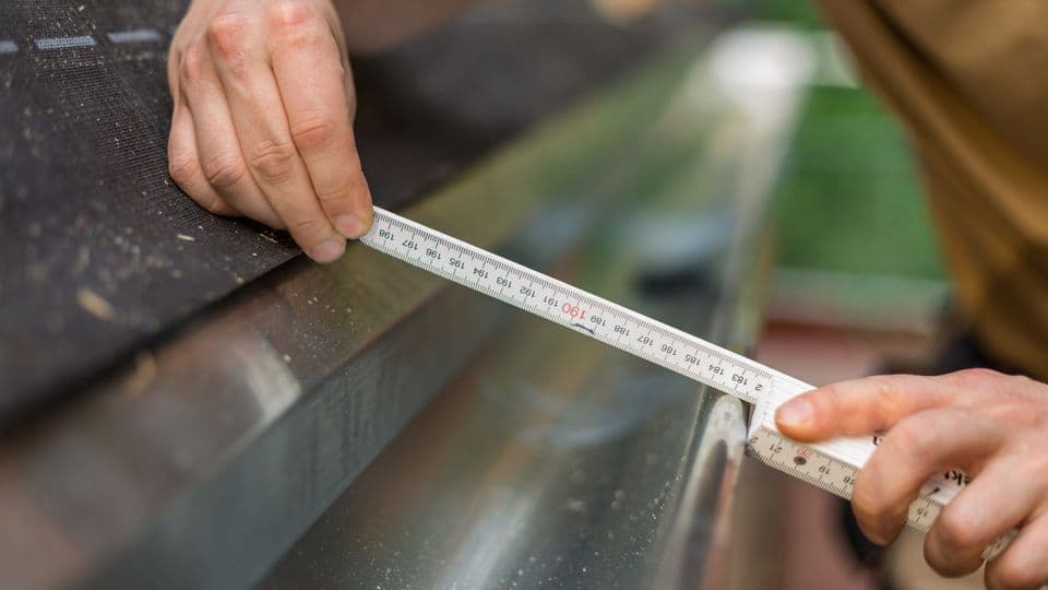 Alles korrekt? Handwerker schulden ihren Auftraggebern ein insgesamt funktionierendes Werk. Relevante Vorarbeiten müssen deshalb geprüft werden.