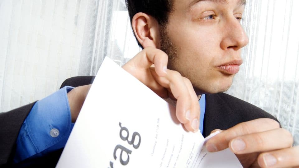 Mann im Anzug zerreist Vertrag.