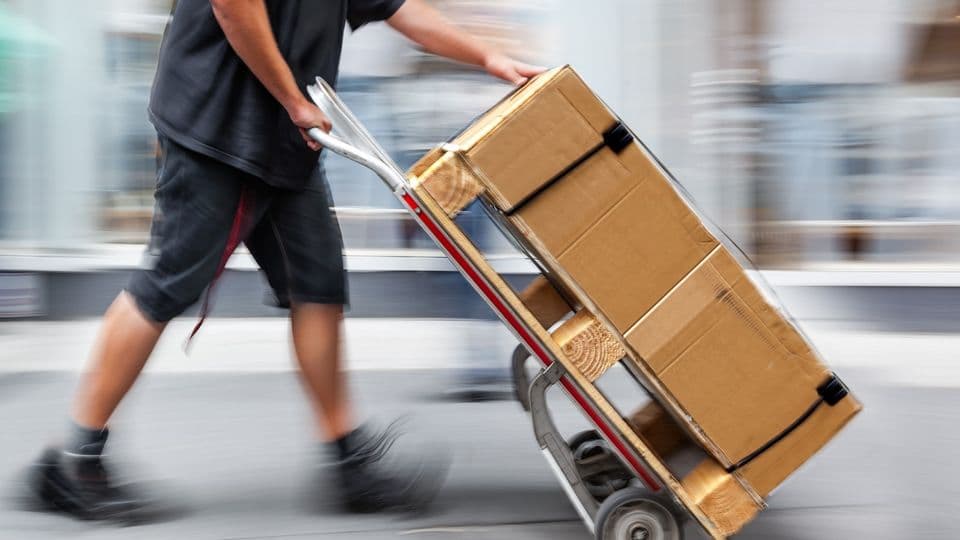 Ein Lieferant liefert eine Palette mit Ware an