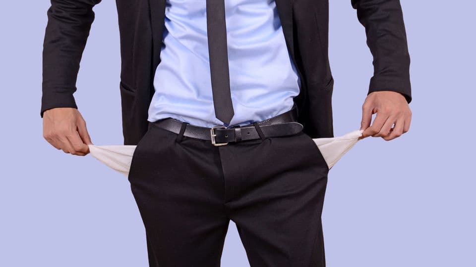 Vorsicht: Wenn Unternehmen ihre Belegschaft nicht mehr bezahlen, ist das ein großes Warnsignal für eine bevorstehende Insolvenz.