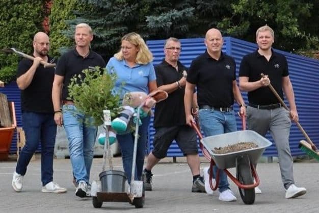 Das Team von Weber & Reil bei der Teilnahme an der Baumpflanz-Challenge: Mit der Aktion wollen die Mitarbeitenden ein Zeichen für Nachhaltigkeit und gemeinschaftliches Engagement setzen.