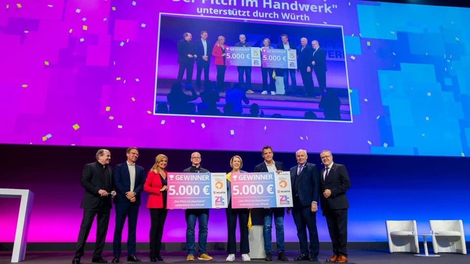 Grund zur Freude hatten die Sieger des Pitch im Handwerk, die Zimmerei Lüddecke aus Sprockhövel und die Bäckerei & Konditorei Gnauck aus Ottendorf-Okrilla  – hier zusammen mit der Jury auf der Bühne.