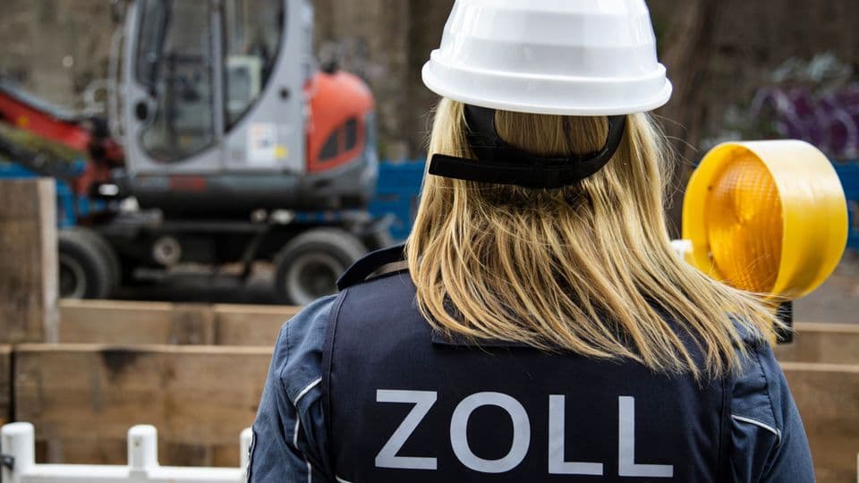 Bei Zollkontrollen auf Baustellen verlangen Kontrolleure nach wie vor die Ausweispapiere der Beschäftigten.