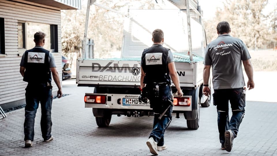 Einheitlicher Auftritt: Bei Dammann Bedachungen erhalten alle Handwerker ab dem ersten Tag Arbeitskleidung – auch die Auszubildenden.