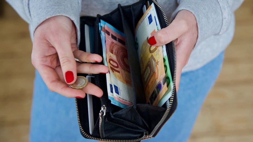 Azubi-Mindestvergütung steigt: Betriebe müssen ihren Auszubildenden, die 2025 ins erste Lehrjahr starten, monatlich mindestens 682 Euro zahlen.