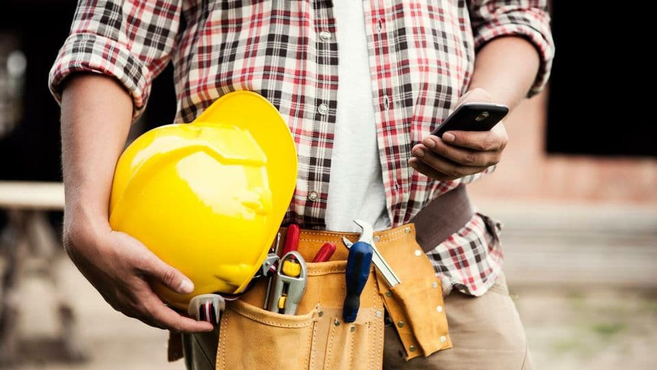 Digitale Arbeitszeiterfassung auf dem Bau ist nur mit Hilfe von Geräten wie zum Beispiel Smartphones möglich.