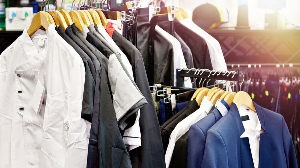 T-Shirts, Jacken, Hosen und vieles mehr: Berufskleidung sorgt für einen einheitlichen Auftritt des Teams und muss nicht teuer sein.